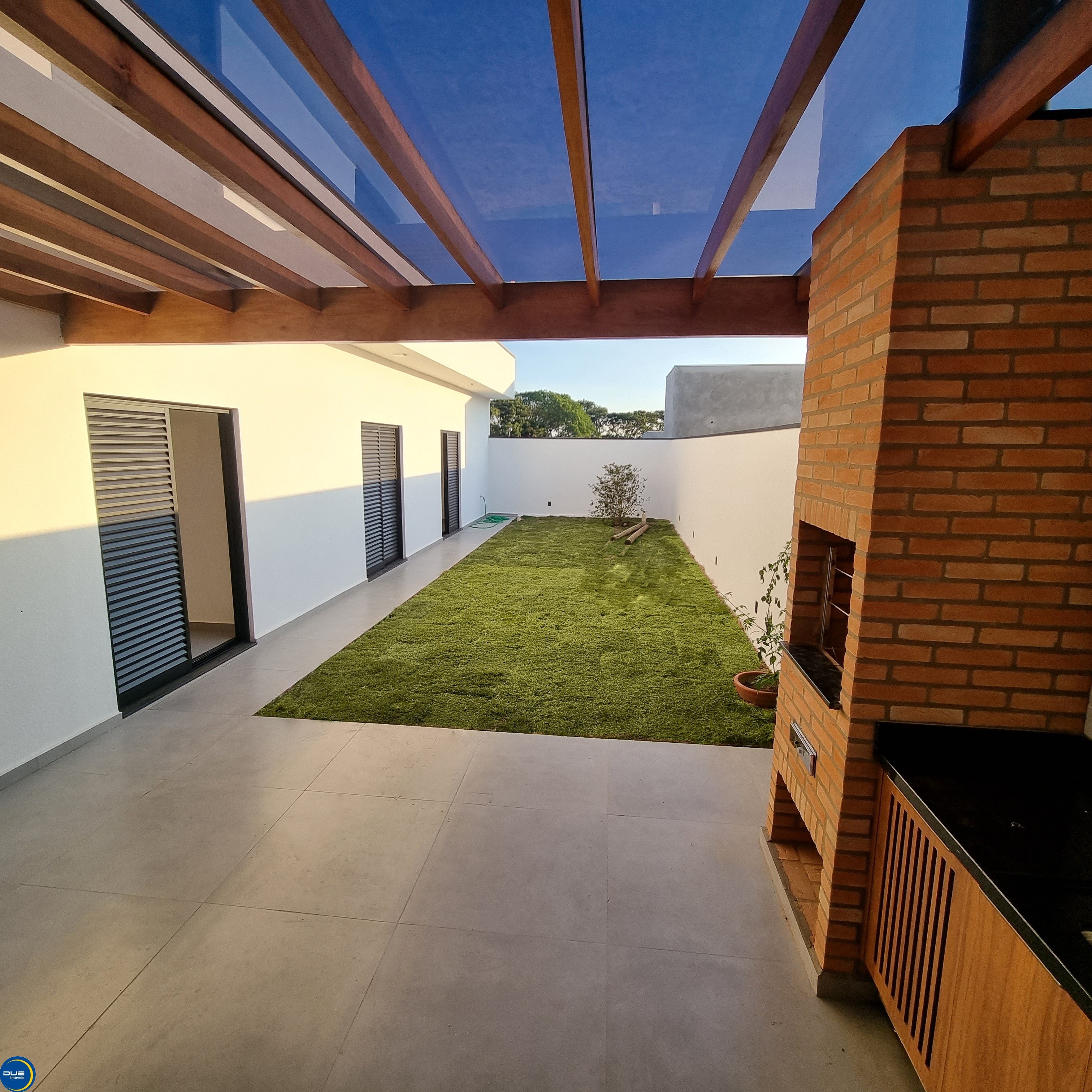 Casa à venda e aluguel com 3 quartos, 170m² - Foto 1