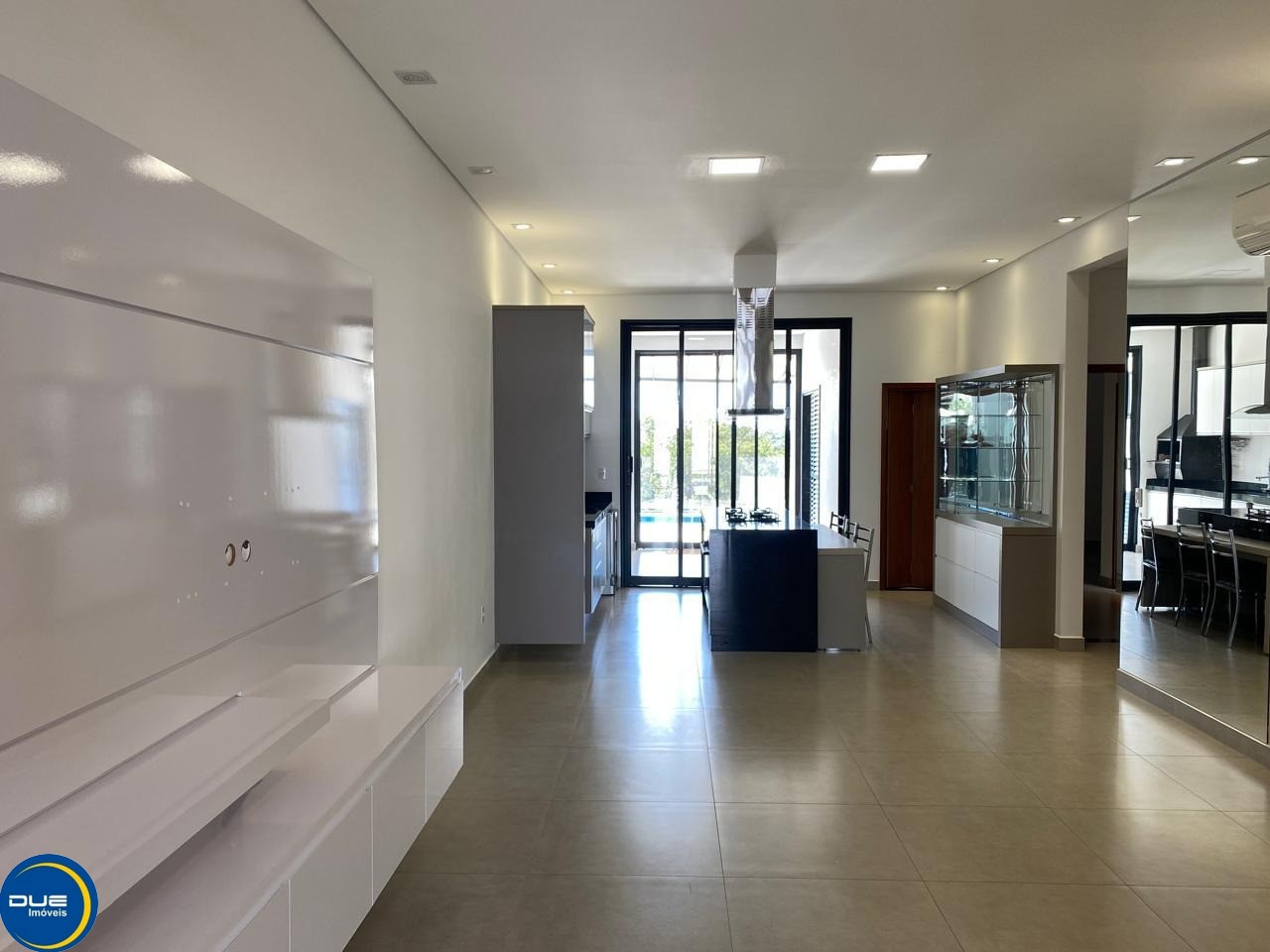 Casa à venda com 3 quartos, 240m² - Foto 2