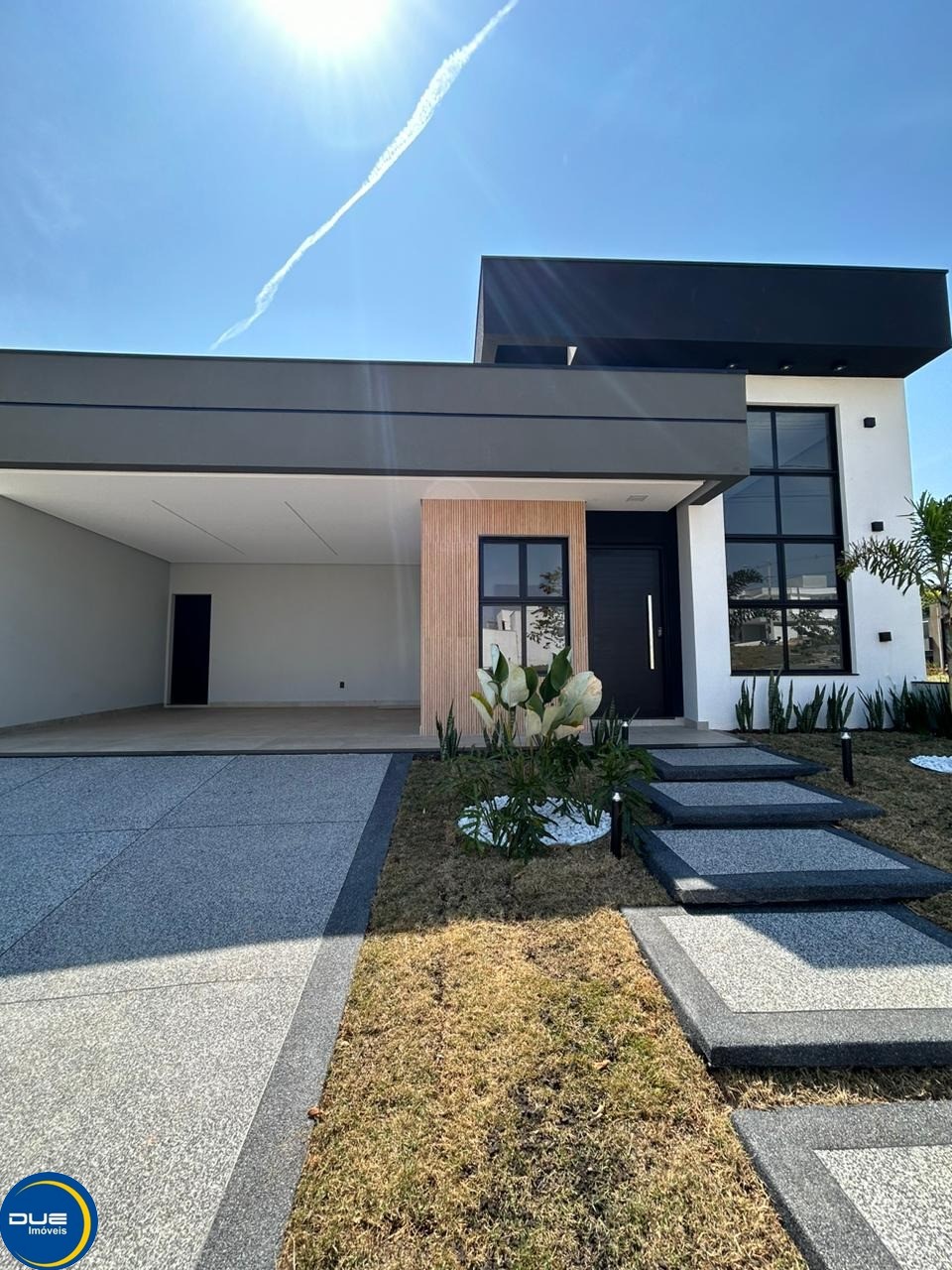 Casa à venda com 3 quartos, 300m² - Foto 1