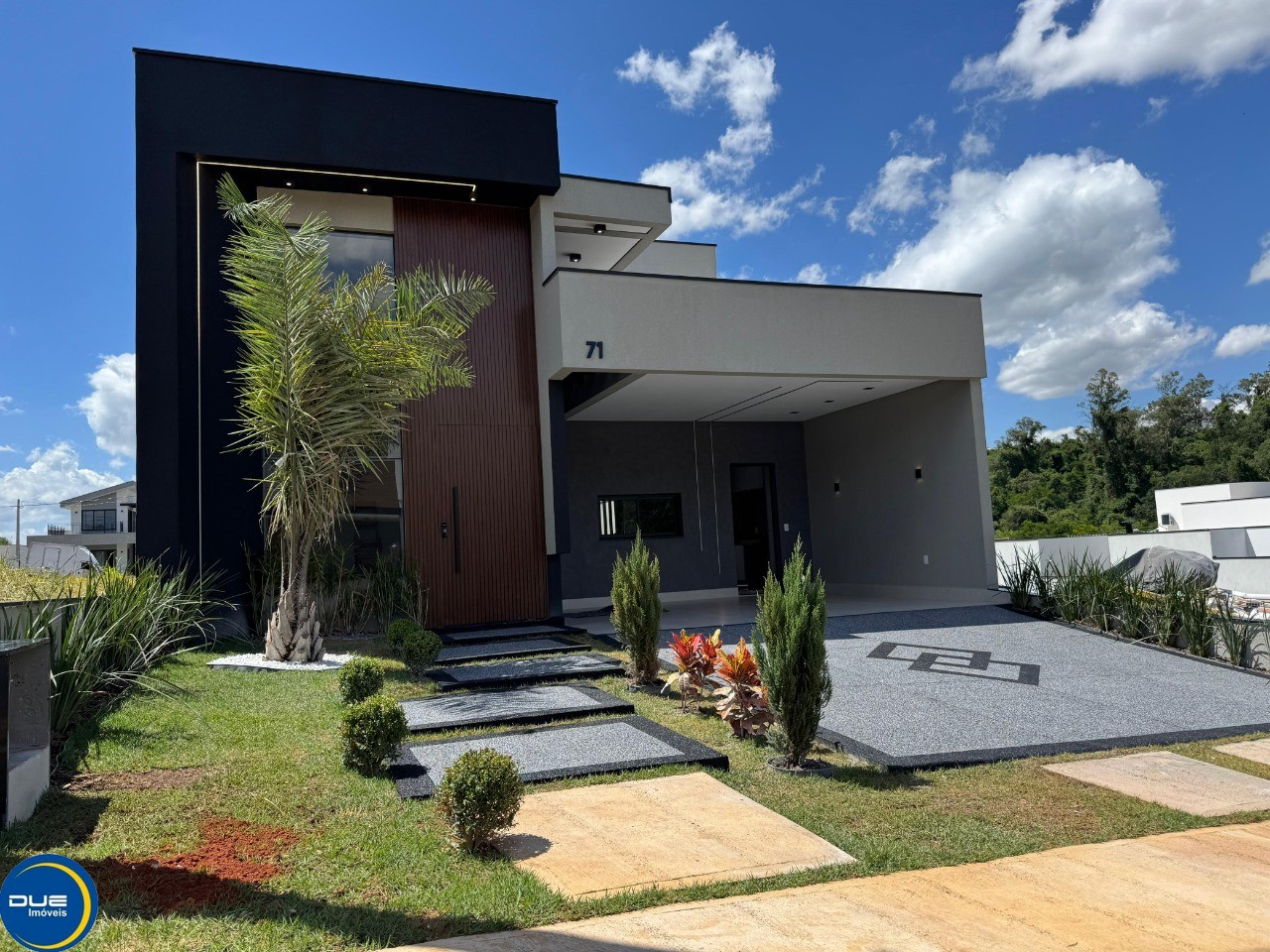 Casa à venda com 3 quartos, 300m² - Foto 1