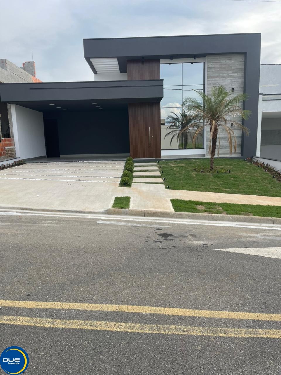 Casa à venda com 3 quartos, 300m² - Foto 1