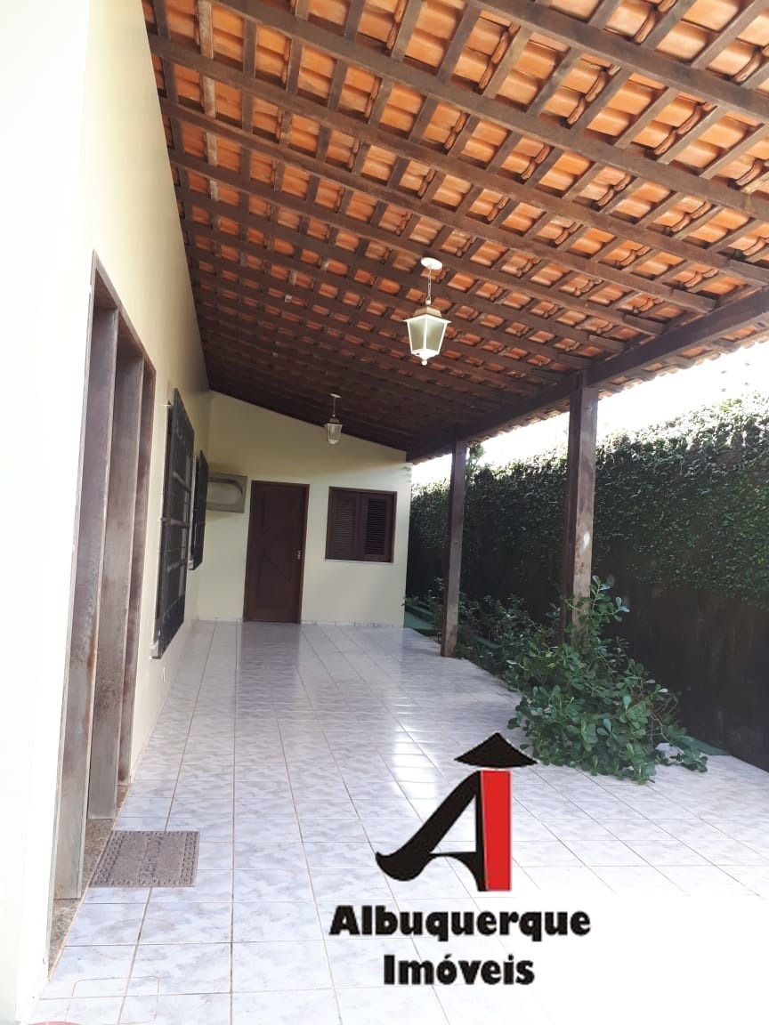 Casa à venda com 4 quartos, 350m² - Foto 1