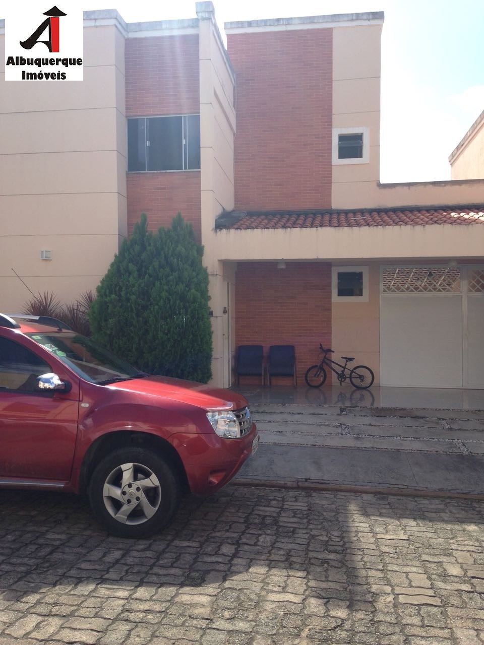 Casa à venda com 3 quartos, 189m² - Foto 1