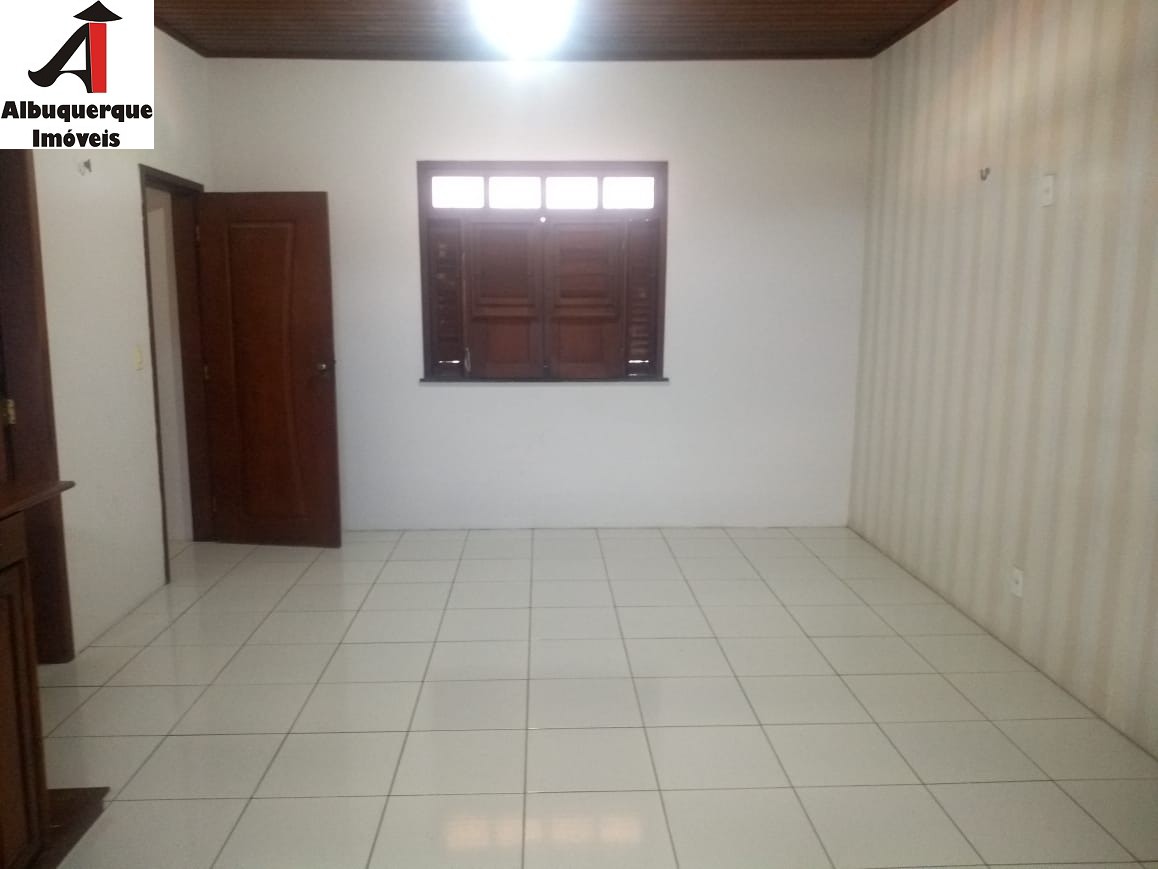 Casa à venda com 4 quartos, 220m² - Foto 2