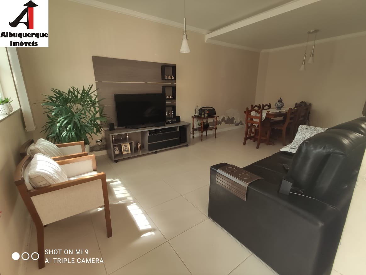 Casa à venda com 3 quartos, 200m² - Foto 1