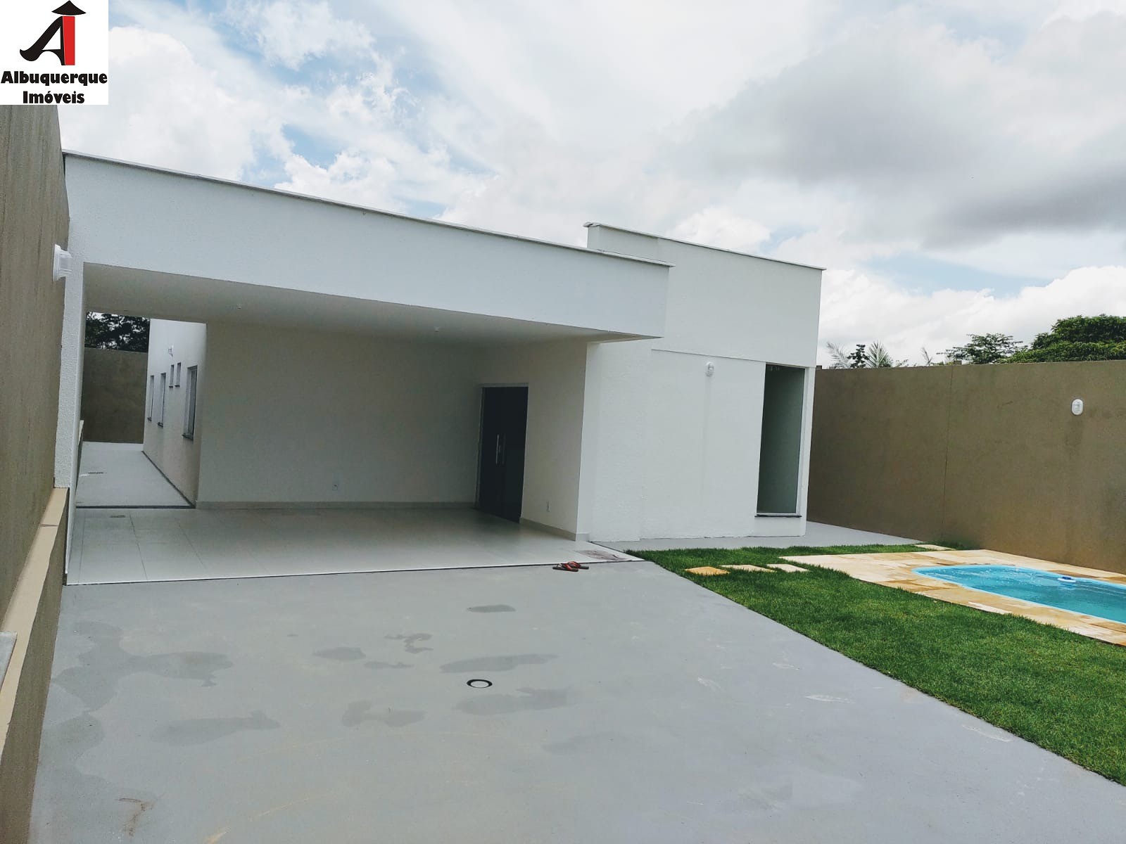 Casa à venda com 3 quartos, 360m² - Foto 1