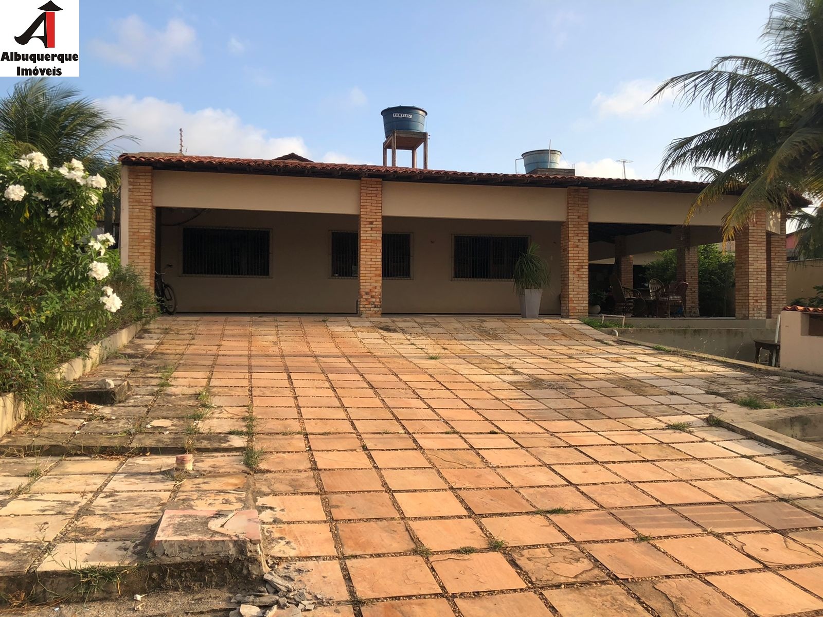 Casa à venda com 3 quartos, 900m² - Foto 2