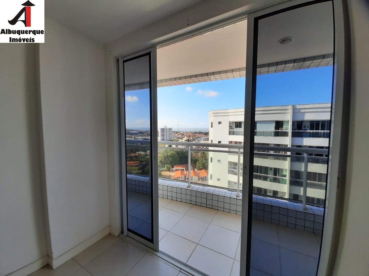 Apartamento à venda com 2 quartos, 70m² - Foto 2