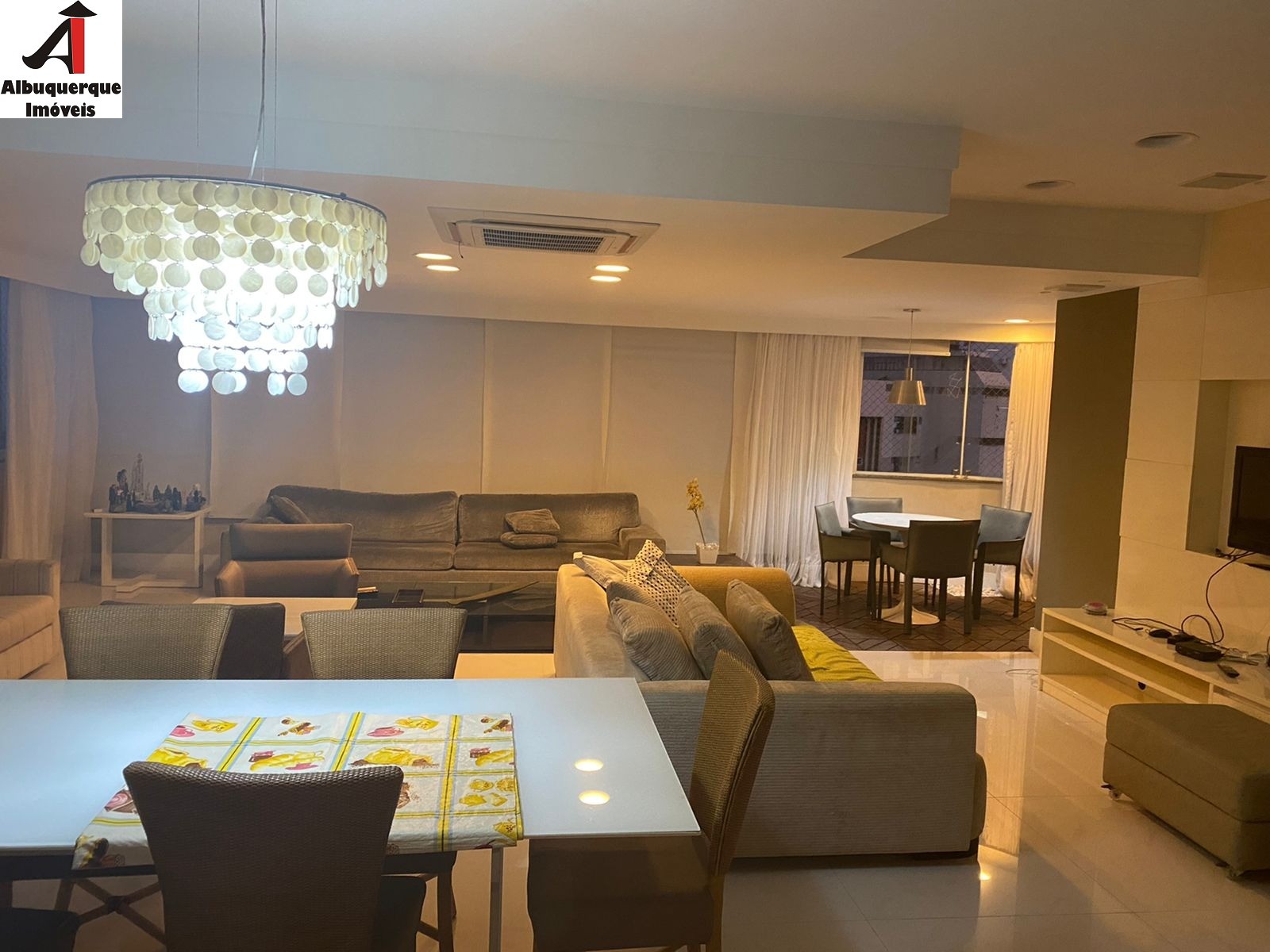 Apartamento à venda com 3 quartos, 256m² - Foto 2