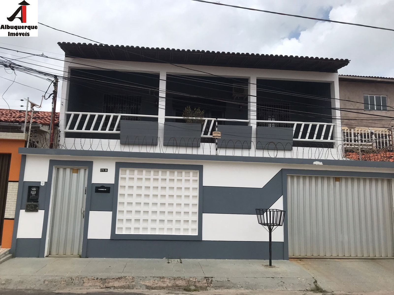 Casa para alugar com 3 quartos, 330m² - Foto 1