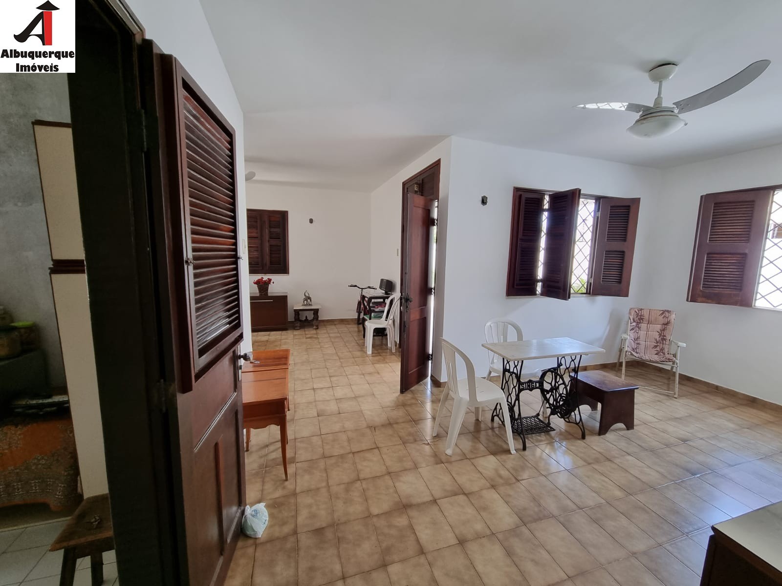 Casa à venda com 3 quartos, 380m² - Foto 2