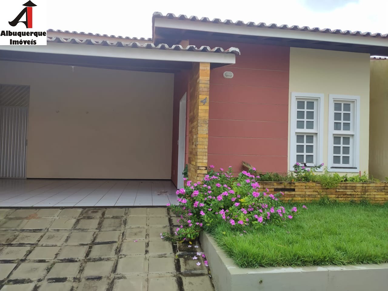 Casa à venda com 3 quartos, 210m² - Foto 1