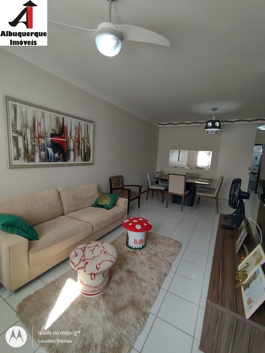 Casa à venda com 3 quartos, 200m² - Foto 1