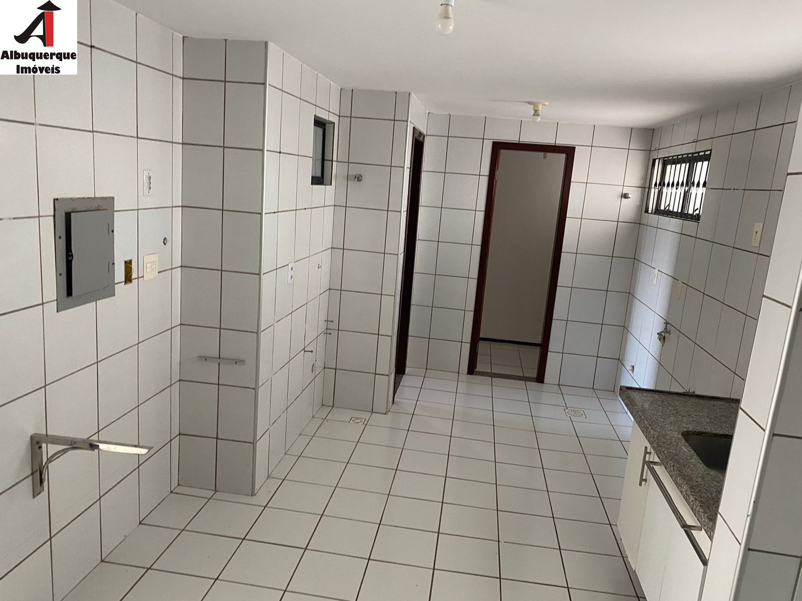 Apartamento à venda com 3 quartos, 110m² - Foto 2