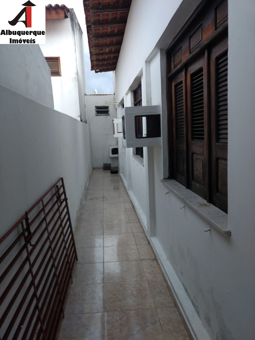 Casa para alugar com 5 quartos, 300m² - Foto 13