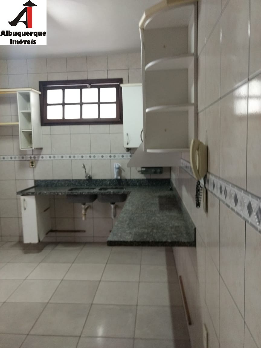 Casa para alugar com 5 quartos, 300m² - Foto 10