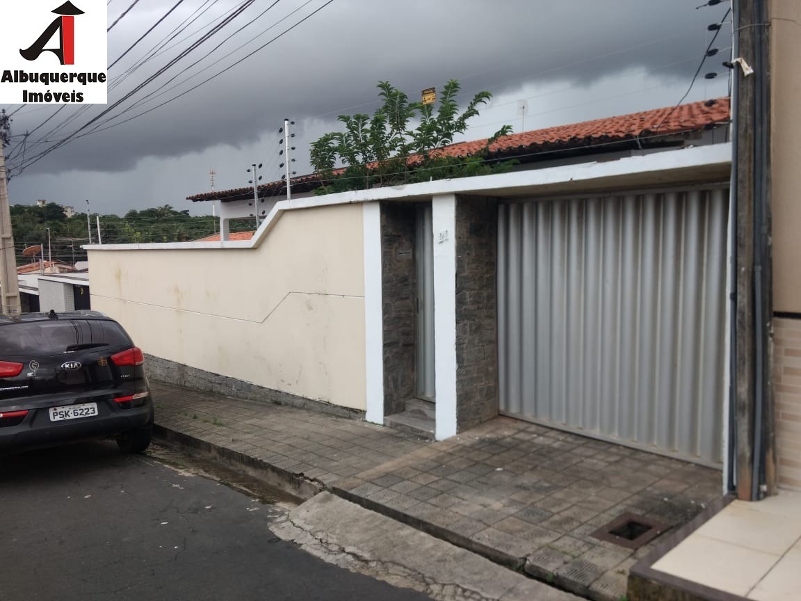 Casa para alugar com 5 quartos, 300m² - Foto 1