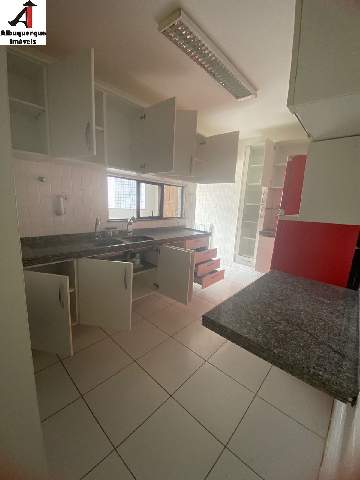 Apartamento à venda com 3 quartos, 150m² - Foto 3