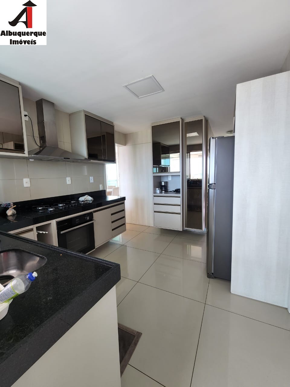 Apartamento à venda com 3 quartos, 156m² - Foto 2