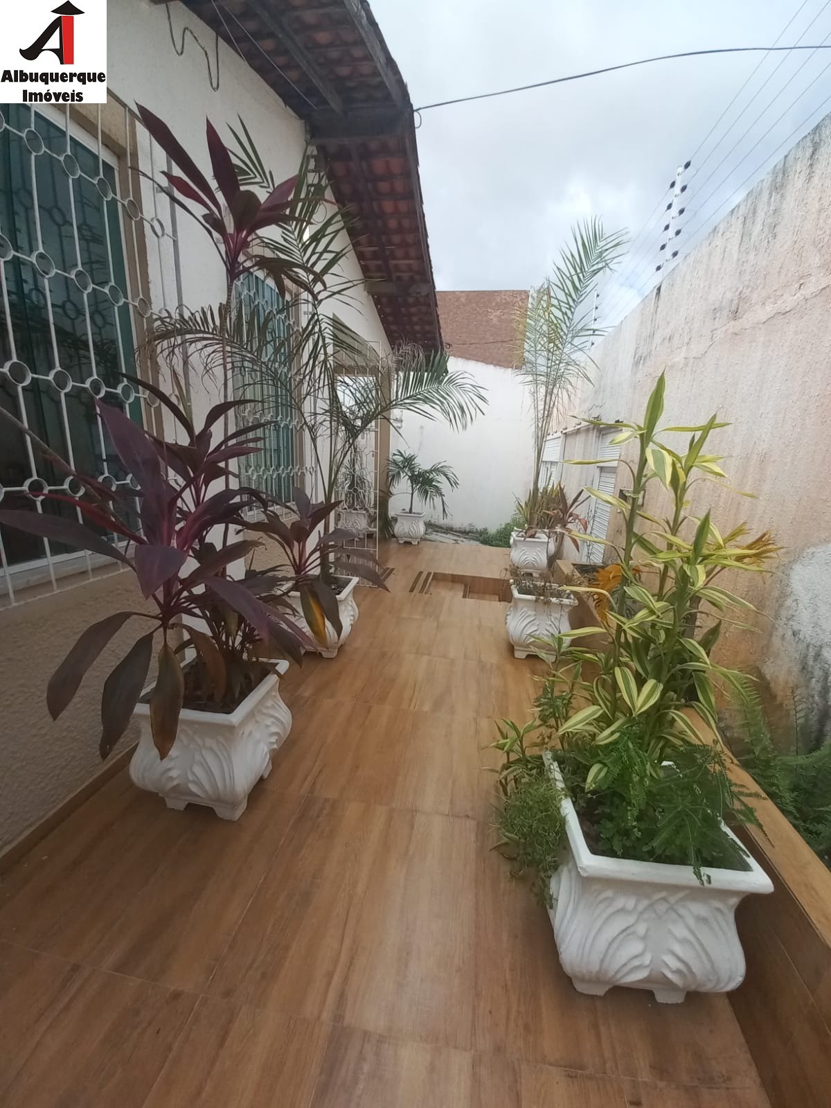 Casa à venda com 4 quartos, 300m² - Foto 1