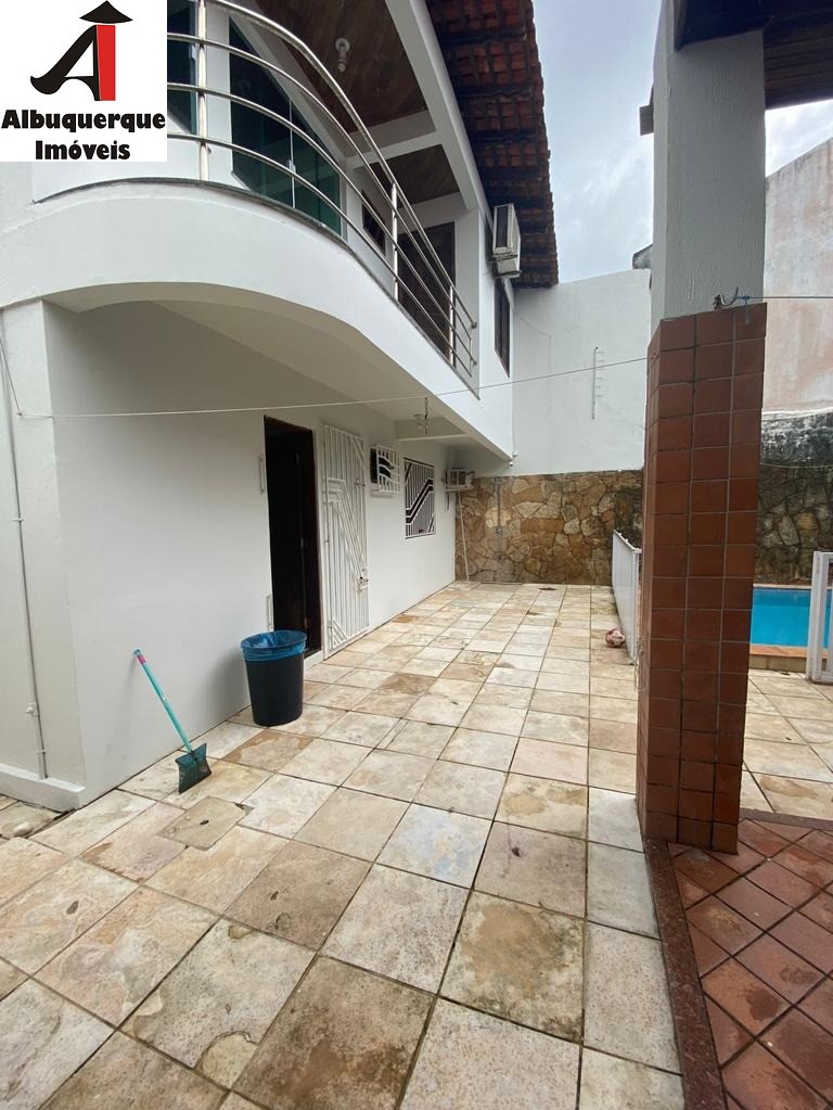 Casa à venda com 6 quartos, 350m² - Foto 2