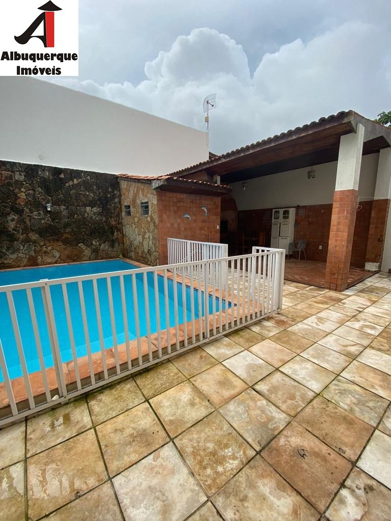 Casa à venda com 6 quartos, 350m² - Foto 1