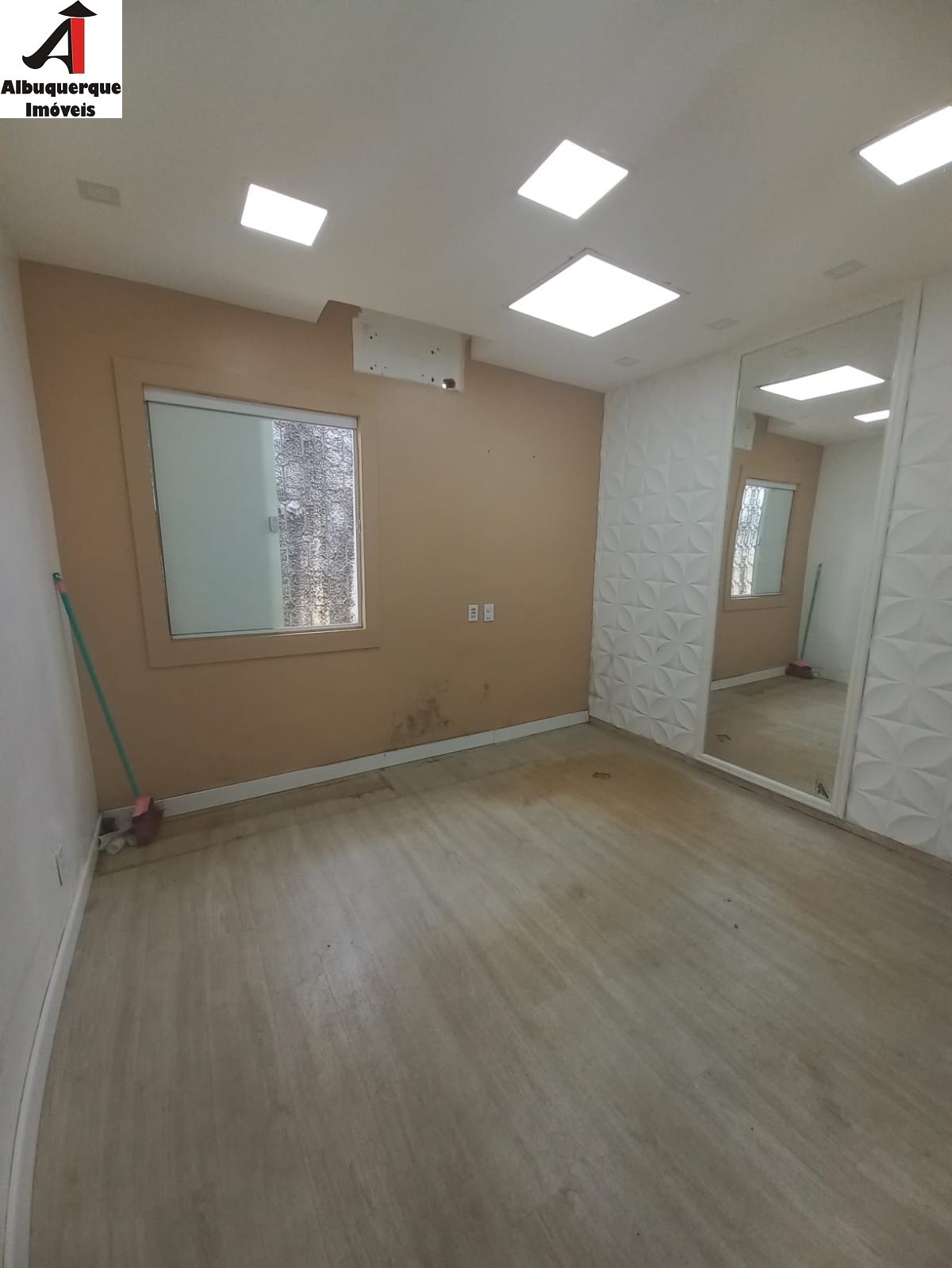 Casa à venda com 4 quartos, 300m² - Foto 3