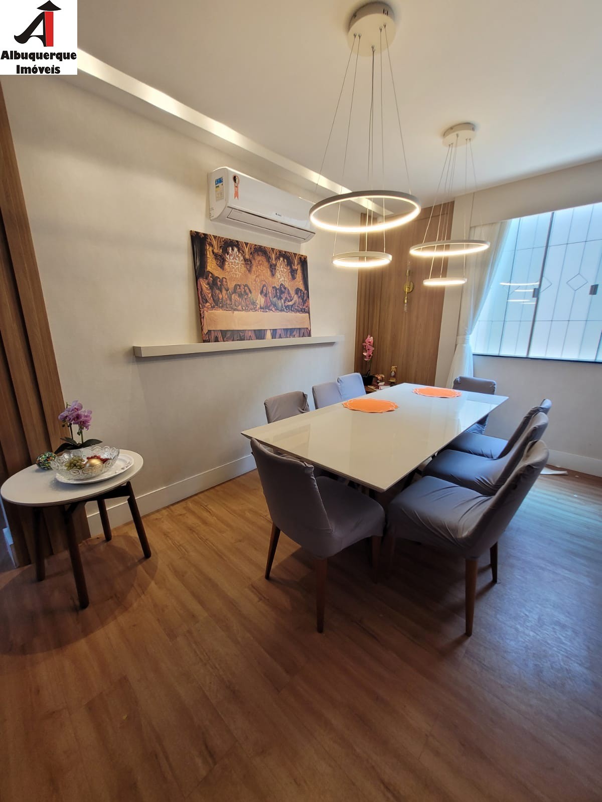 Casa à venda com 3 quartos, 360m² - Foto 1