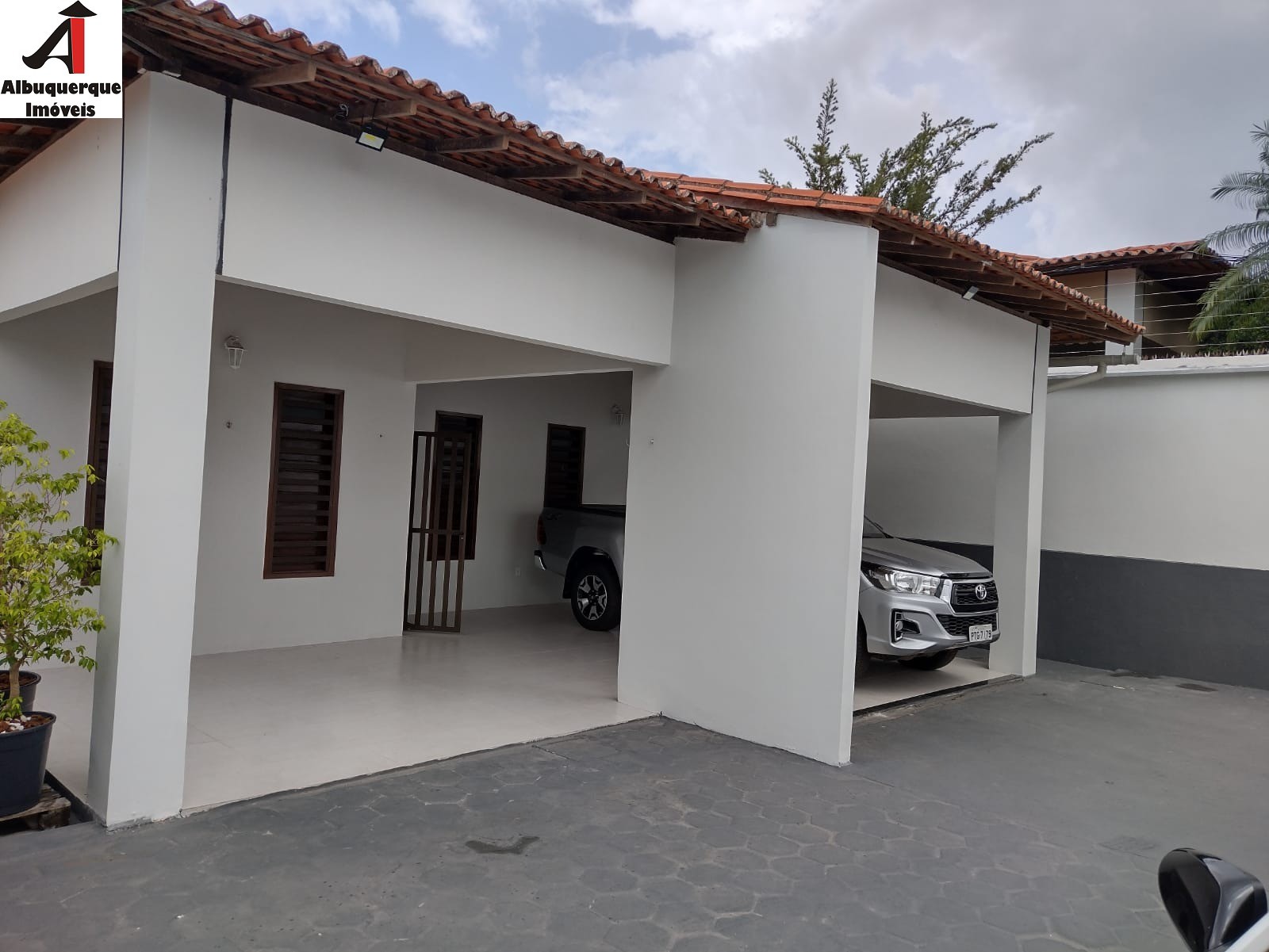 Casa à venda com 3 quartos, 360m² - Foto 1