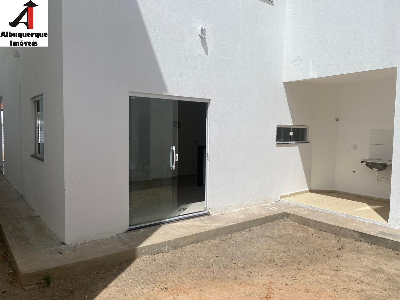 Casa à venda com 3 quartos, 225m² - Foto 2