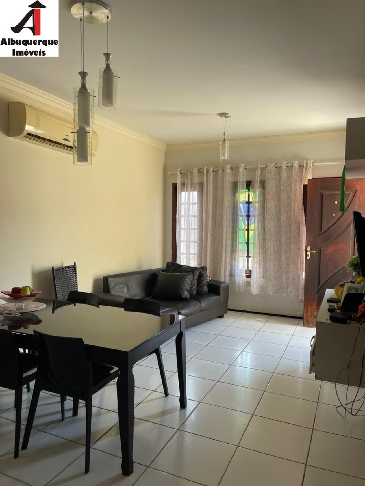 Casa à venda com 3 quartos, 220m² - Foto 1