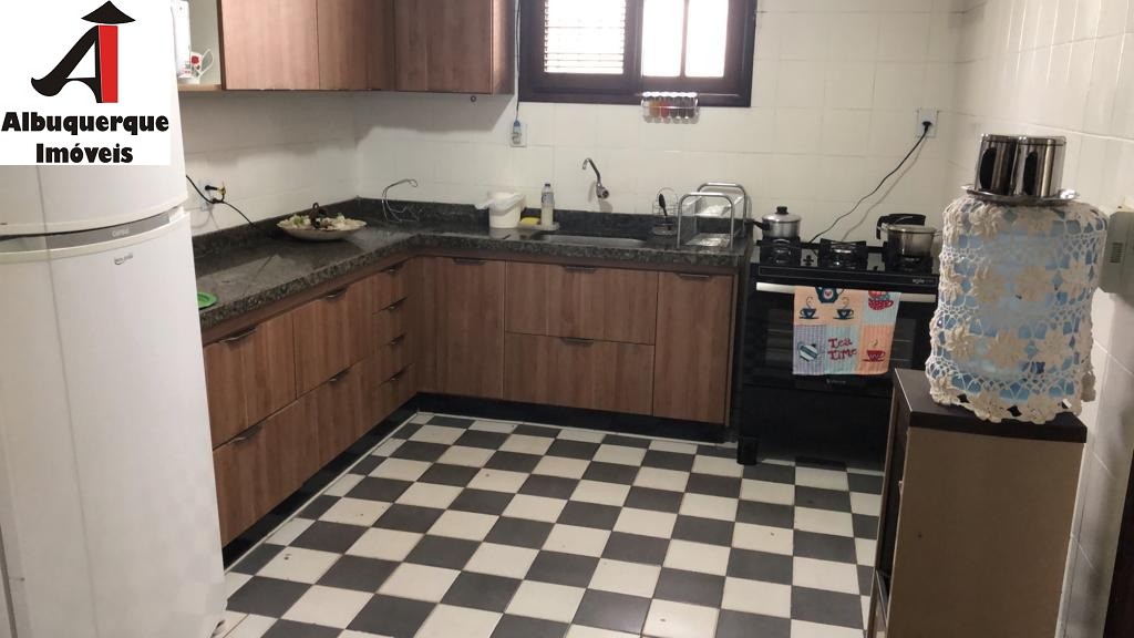 Casa à venda com 3 quartos, 300m² - Foto 2