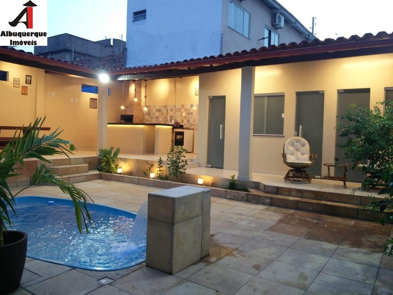 Casa à venda com 2 quartos, 300m² - Foto 1