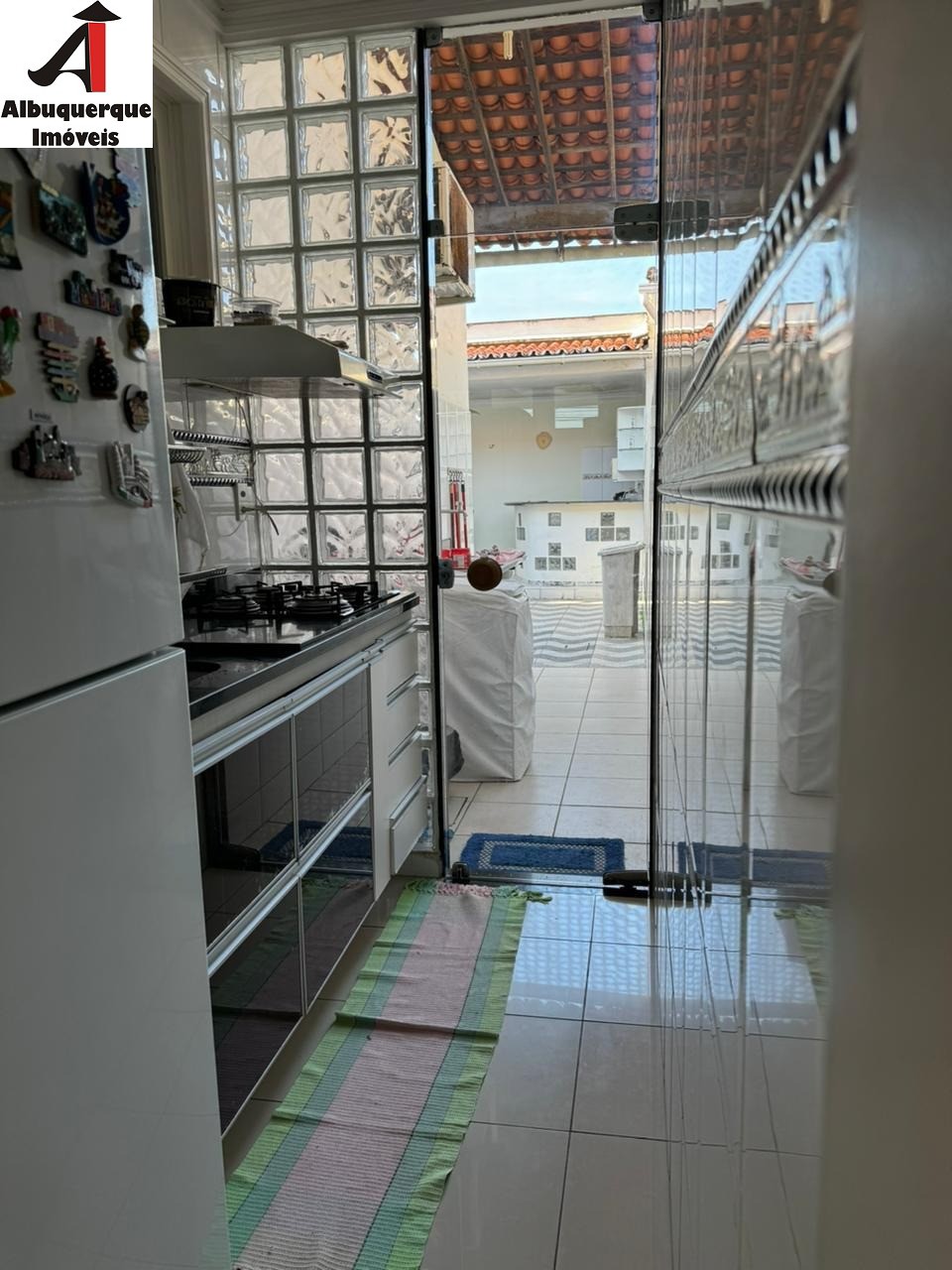 Casa à venda com 3 quartos, 300m² - Foto 2