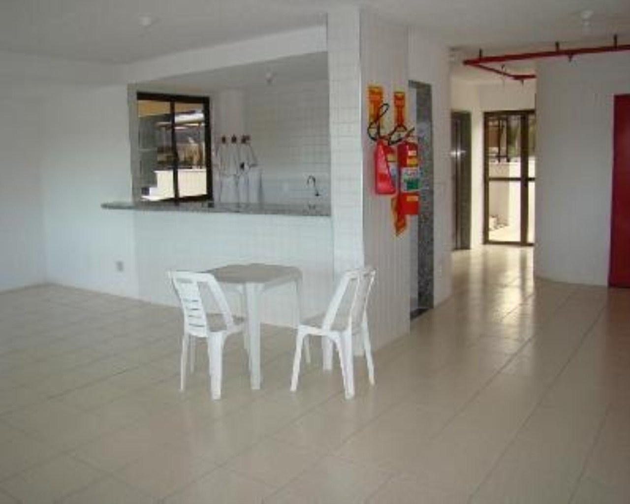 Apartamento à venda com 2 quartos, 64m² - Foto 3