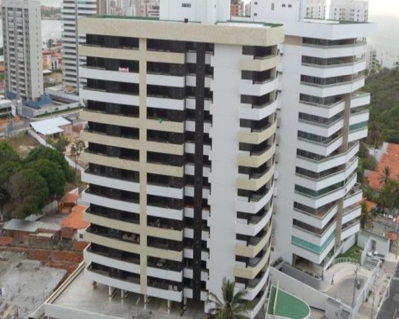 Apartamento à venda com 3 quartos, 162m² - Foto 2