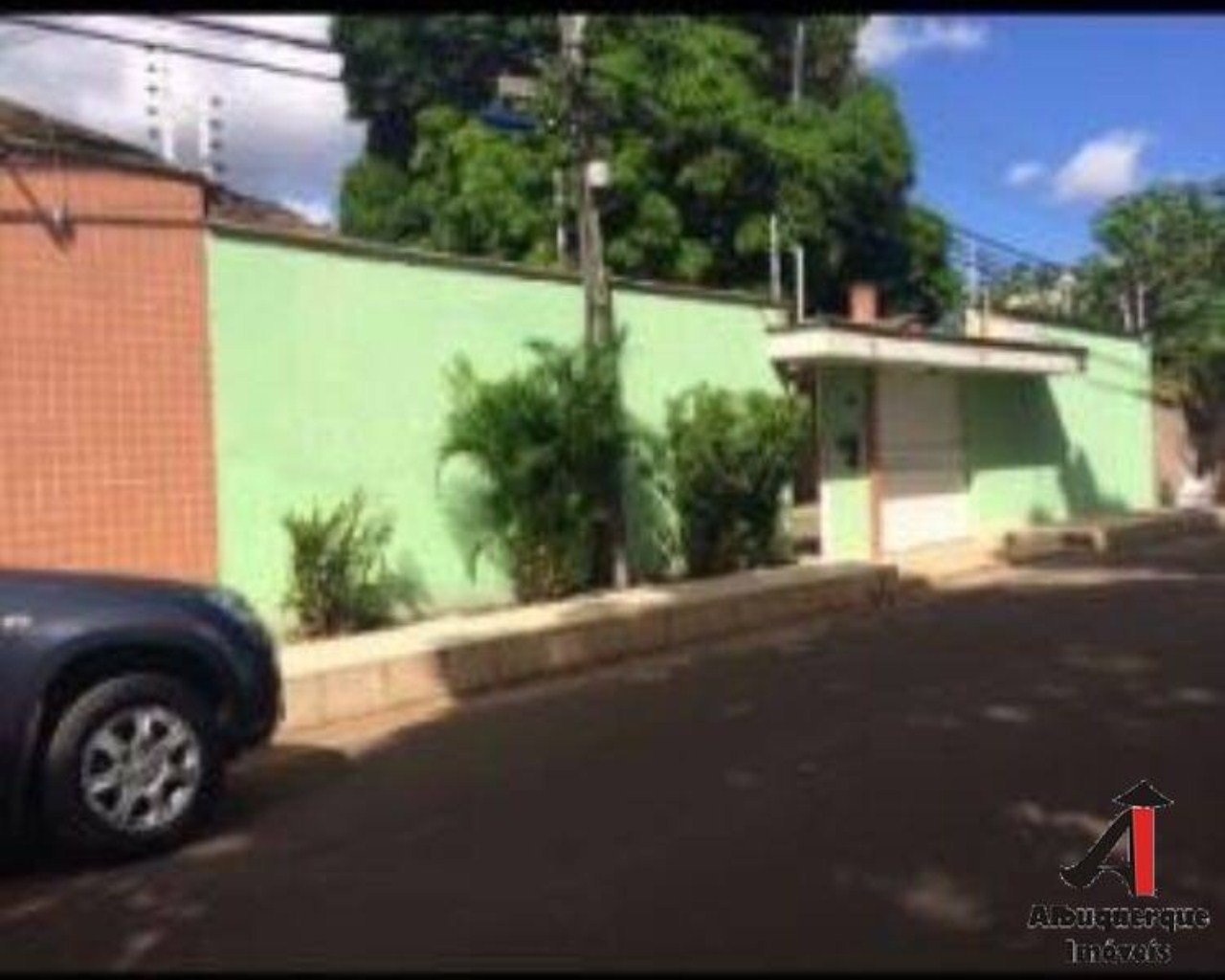 Casa para alugar com 3 quartos, 350m² - Foto 1