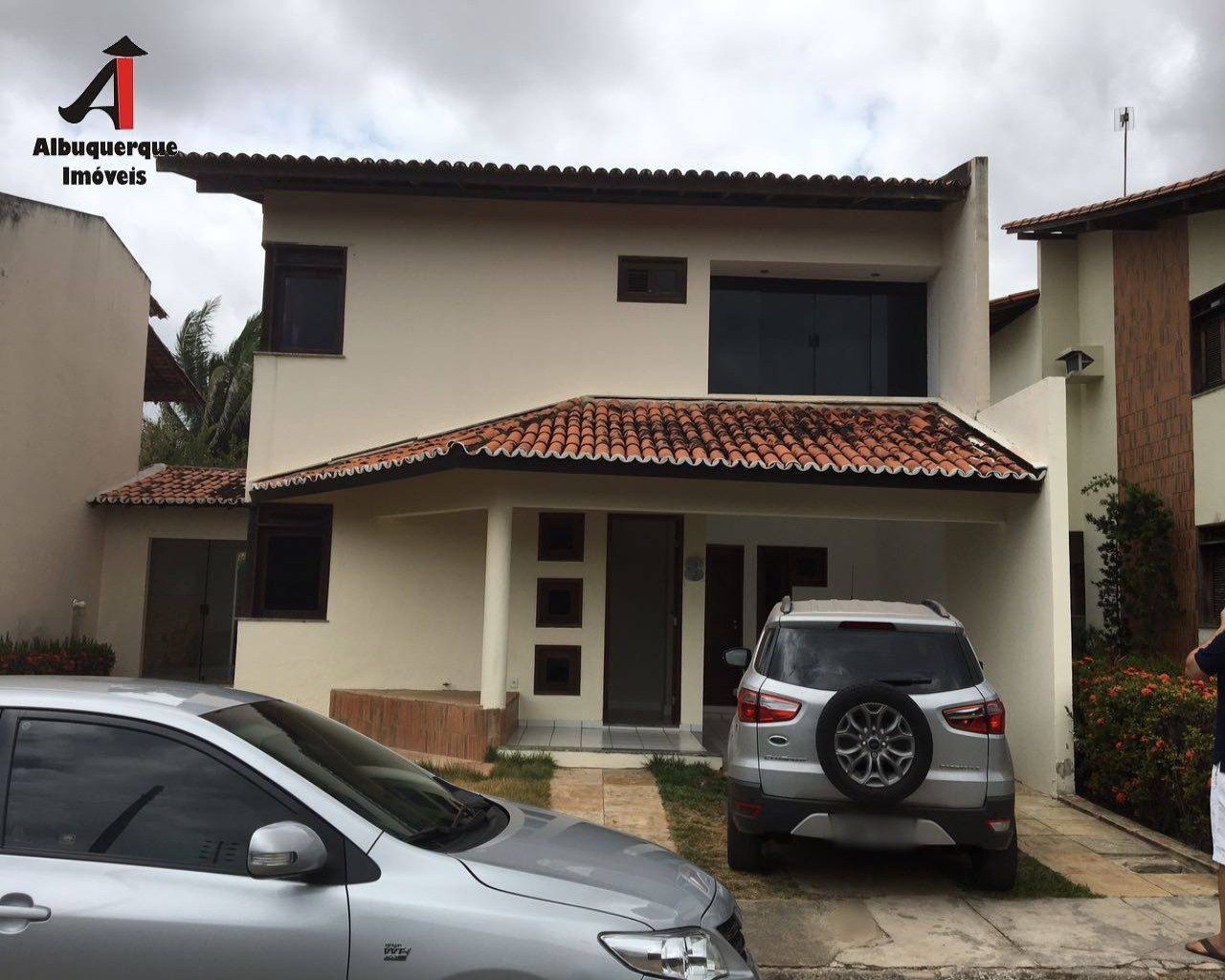 Casa para alugar com 4 quartos, 400m² - Foto 1