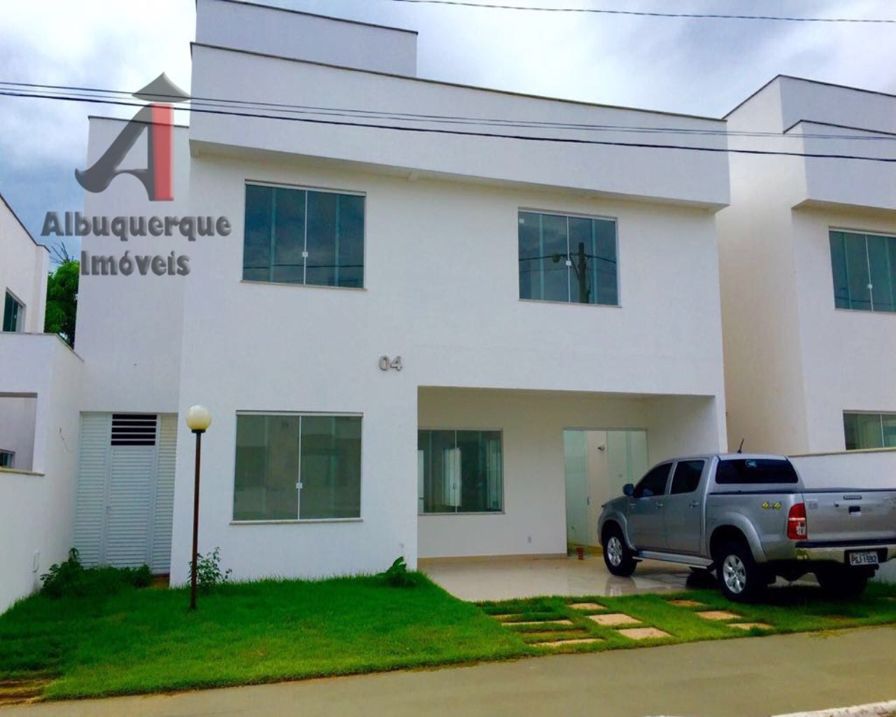 Casa à venda com 3 quartos, 250m² - Foto 1