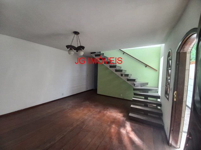 Casa à venda com 4 quartos, 100m² - Foto 2