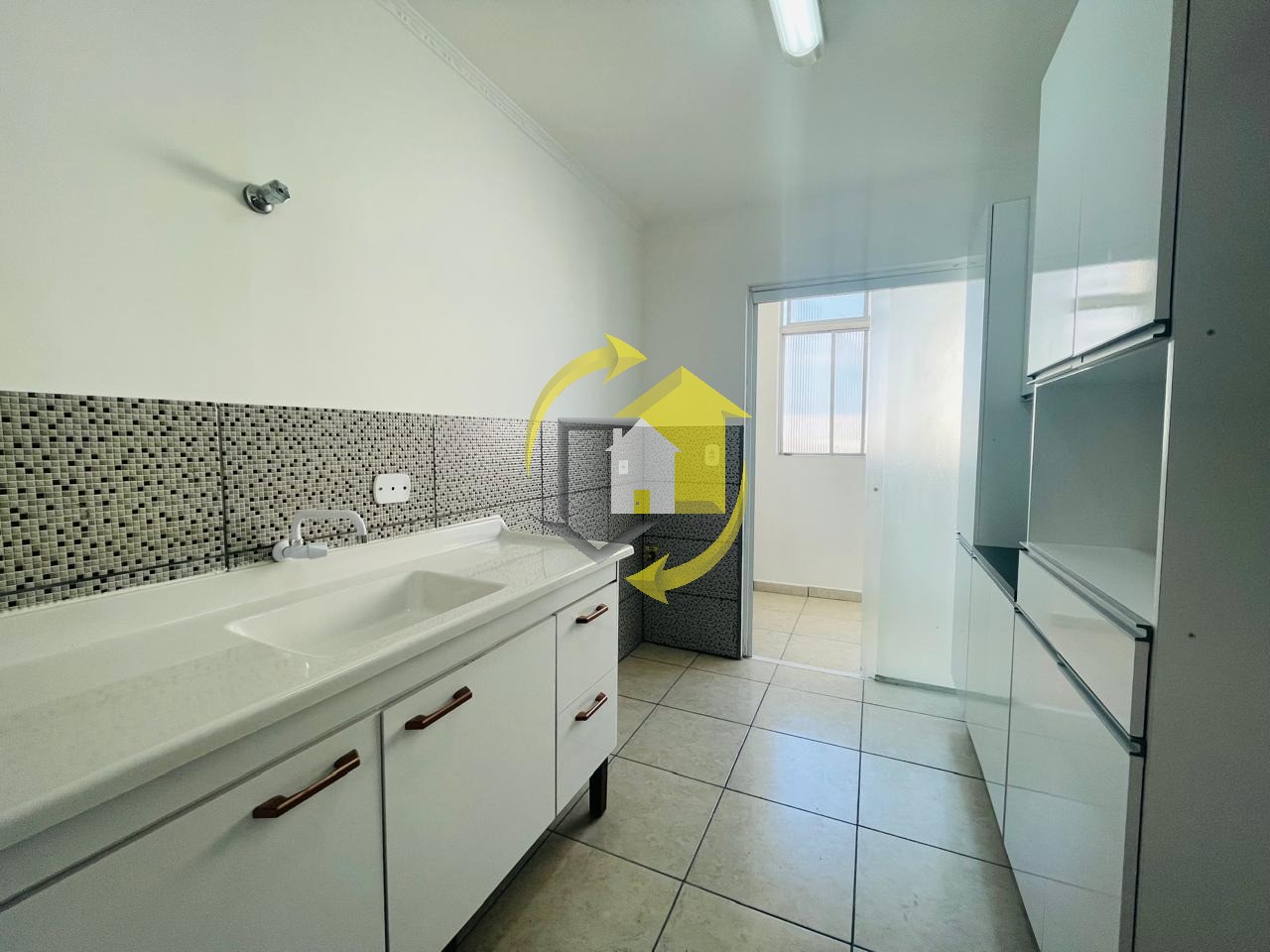 Apartamento à venda com 3 quartos, 77m² - Foto 2