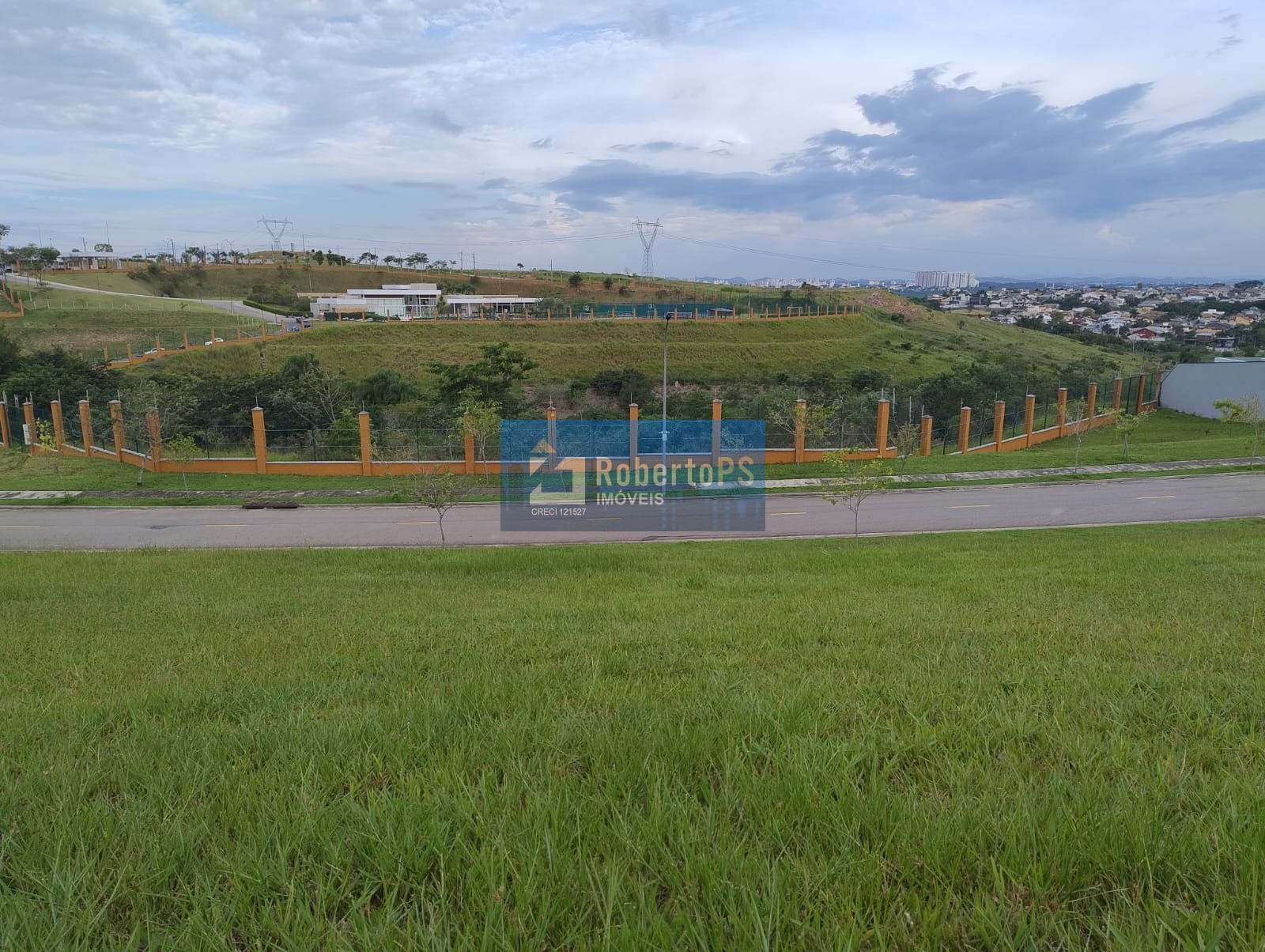 Lote com vista livre e permanente em condomínio no Urbanova