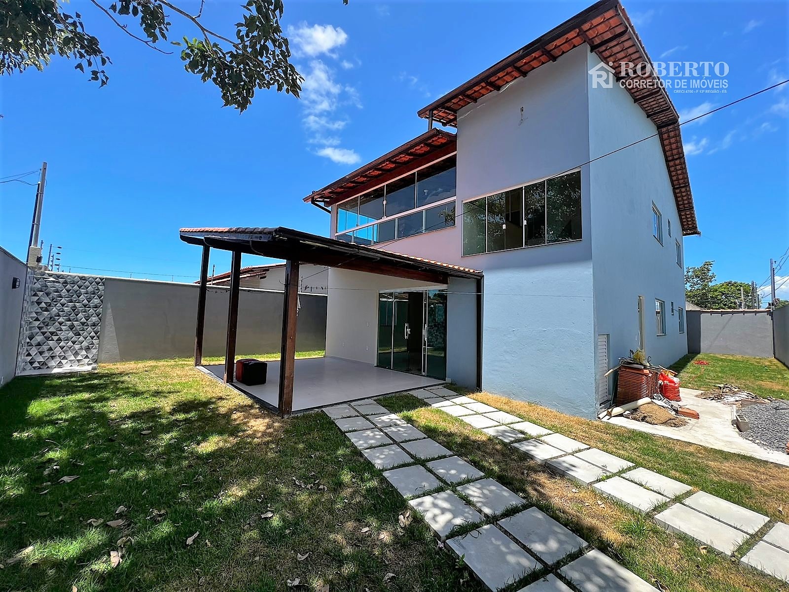 Casa à venda com 4 quartos, 300m² - Foto 2