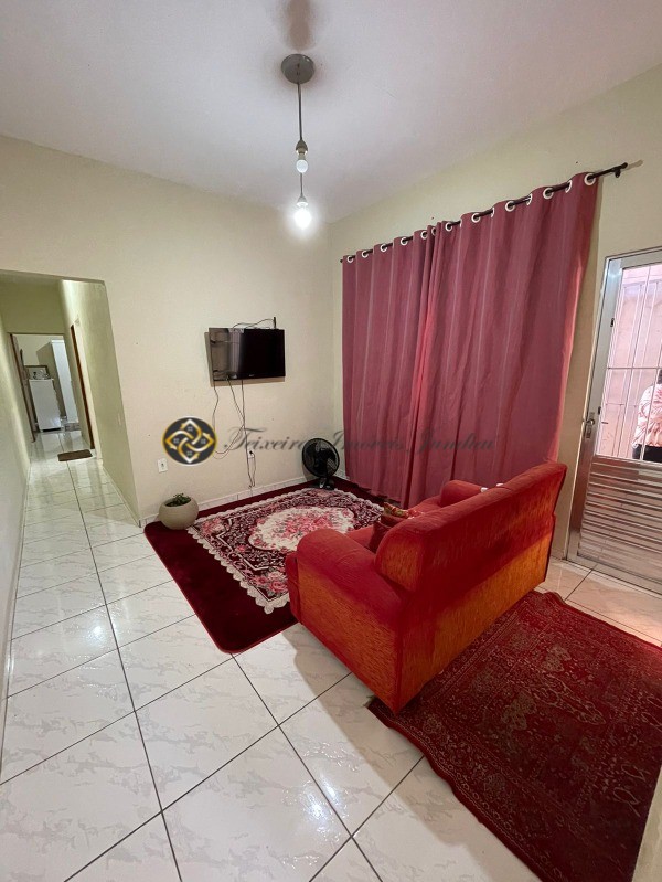 Casa à venda com 2 quartos, 100m² - Foto 1