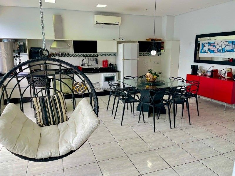 Casa à venda com 3 quartos, 300m² - Foto 2