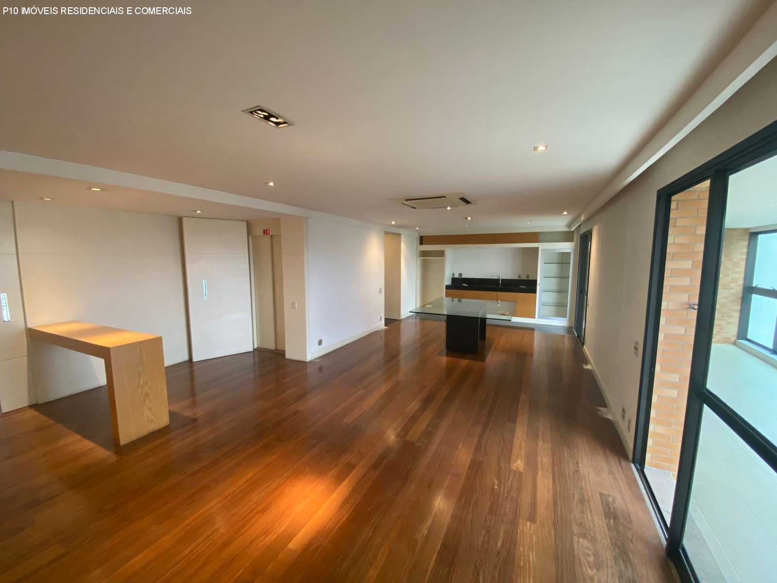 Apartamento à venda com 3 quartos, 192m² - Foto 2