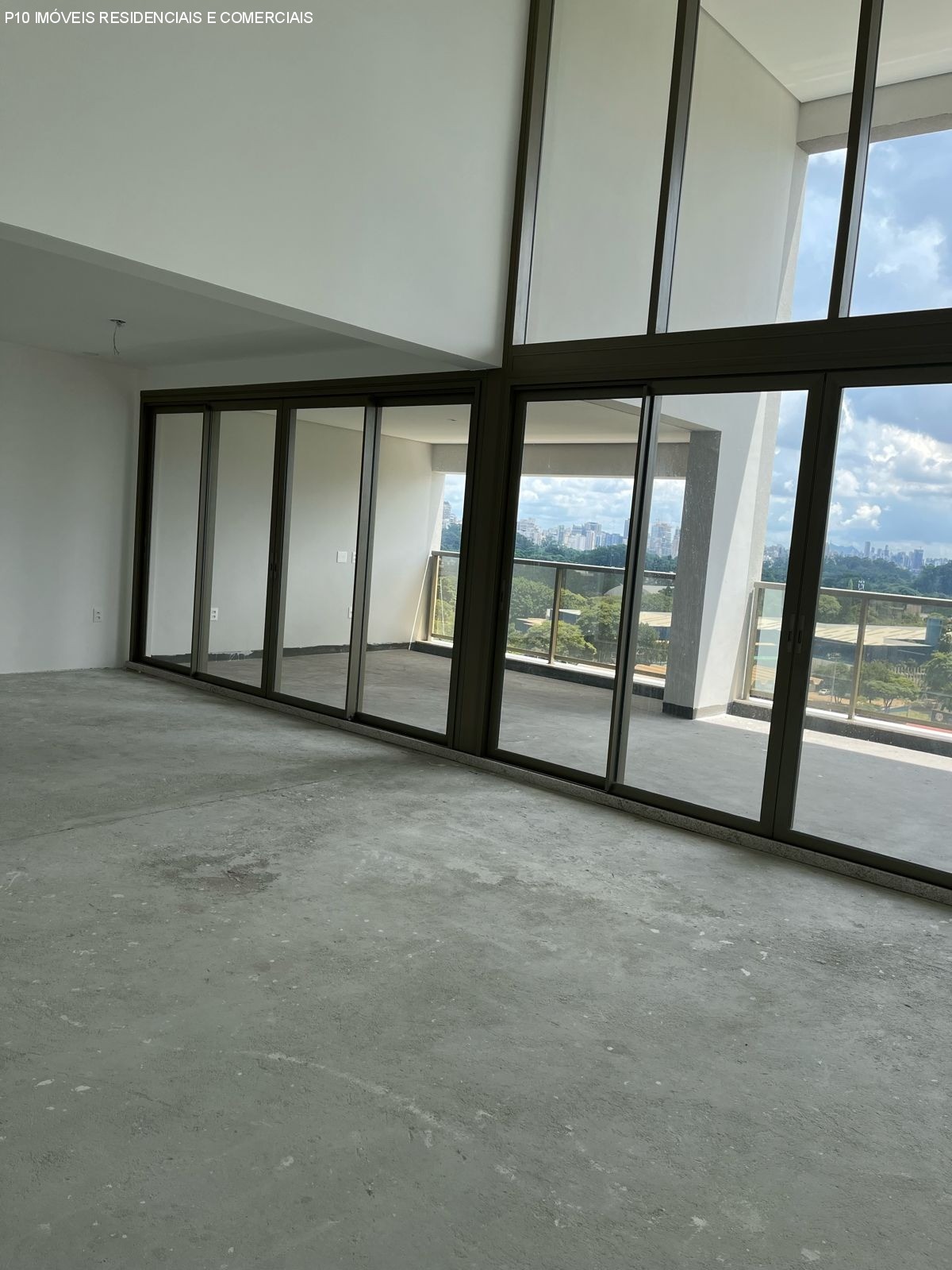 Apartamento à venda com 4 quartos, 307m² - Foto 1