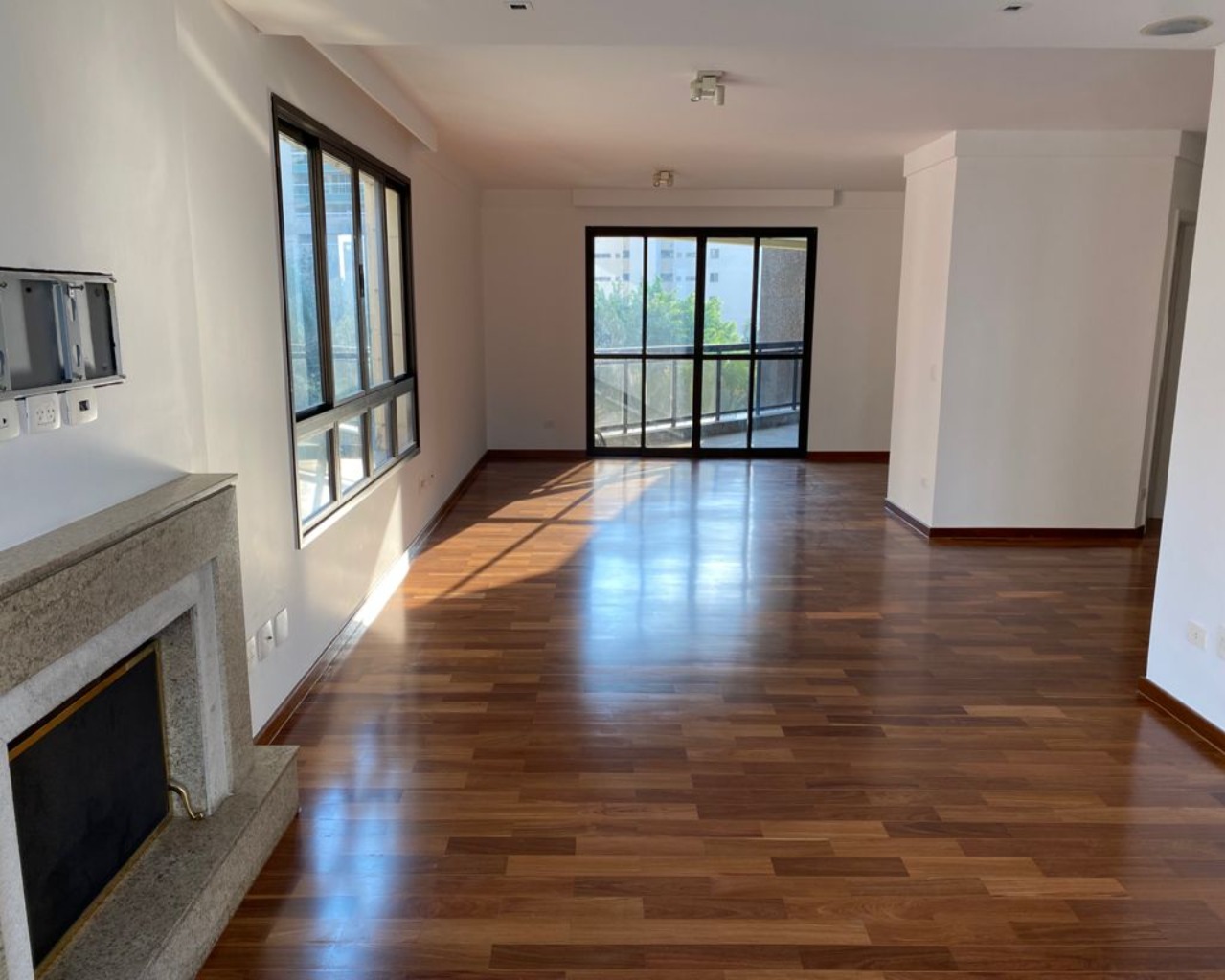 Apartamento à venda com 4 quartos, 221m² - Foto 1