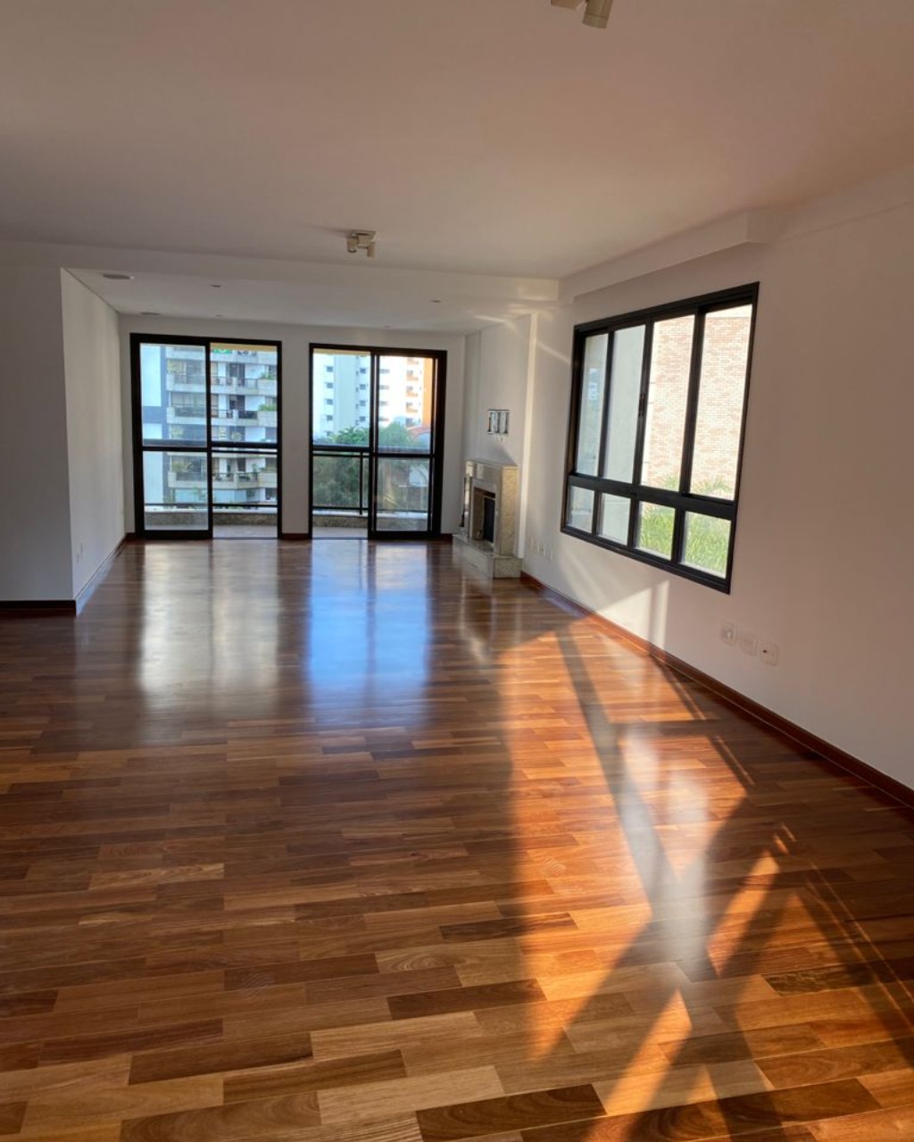 Apartamento à venda com 4 quartos, 221m² - Foto 2