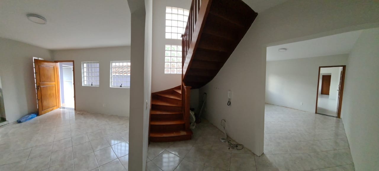 Casa à venda com 4 quartos, 200m² - Foto 1